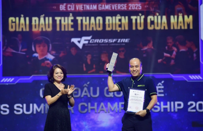 Đại diện Giải đấu quốc tế CFS Summer Championship 2024 nhận Giải đấu Thể thao điện tử của năm