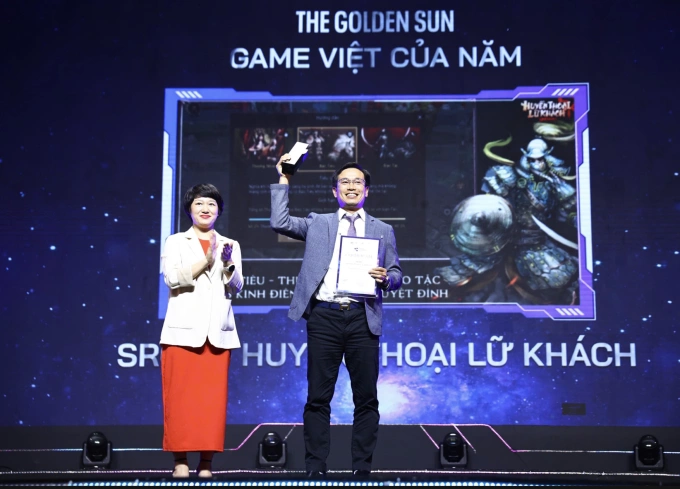 Đại diện GihOt Studio nhận giải Game Việt của năm.